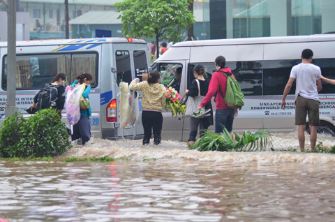 Giải[-]cứu[-]xe[-]máy[-]ngập[-]nước[-]trên[-]đường[-]Phạm[-]Hùng